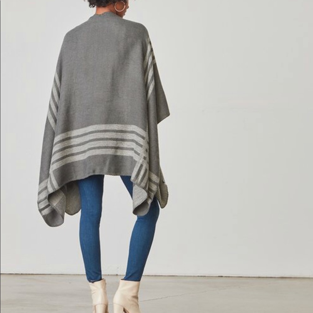 NEW B.B. Dakota Reversible Poncho - Picture 6 of 8